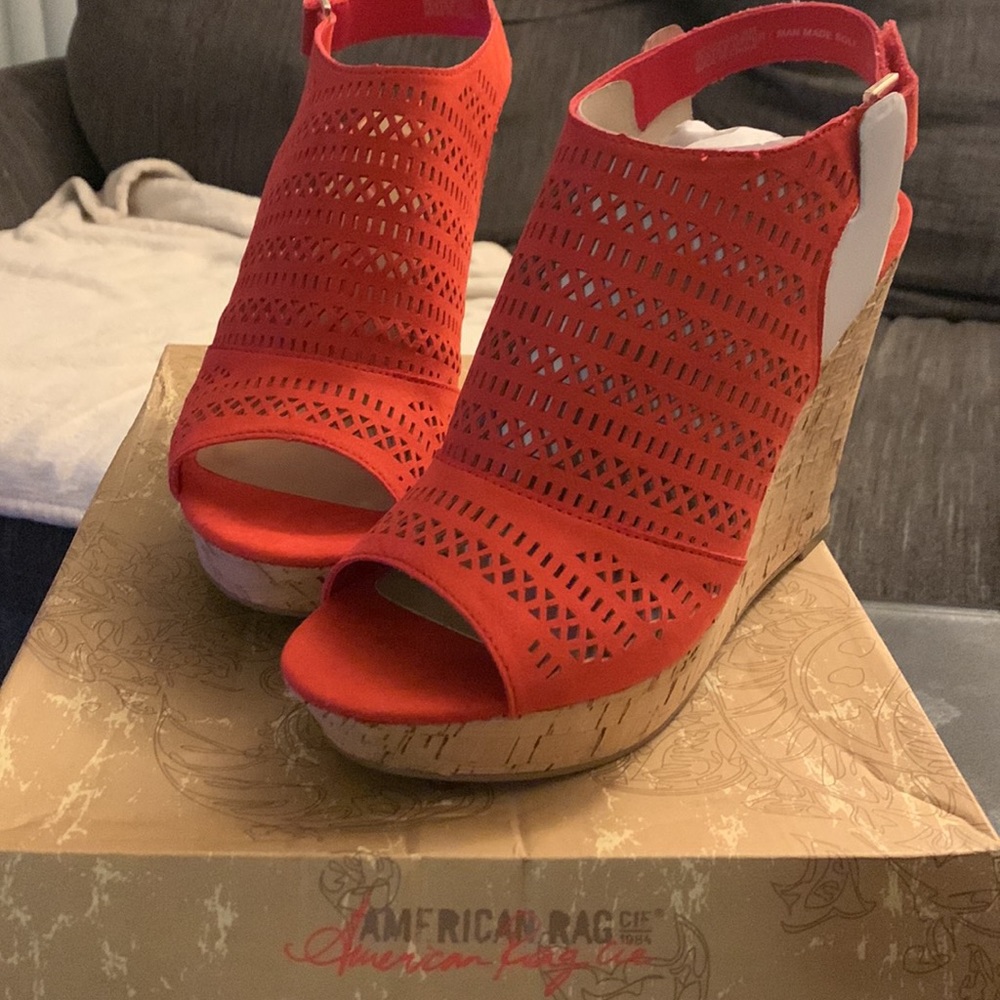 American rag wedge. Sz 9. Reddish orange color